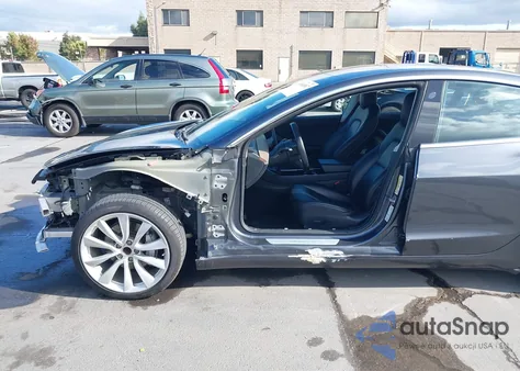2018 Tesla Model 3 Long Range/Mid Range z USA, uszkodzony, nr VIN 5YJ3E1EA2JF023742